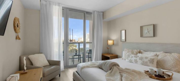 Infinite View with Balcony, Pool, Gym Plus Near Beach Hotels in Hallandale Beach