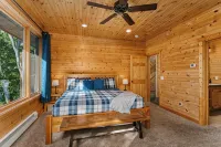 Northern Comfort Overlooking Caribou Lake- Spacious and Secluded - 4-Star