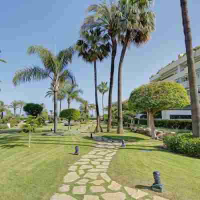 Luxury Beachfront Apt with Private Garden & Pool Hotel Exterior