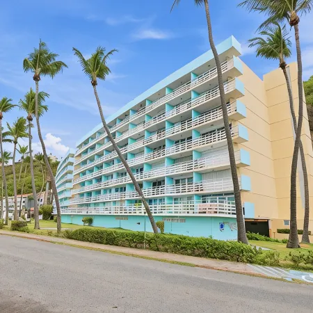 Luxury Oceanfront Studio • Stunning Views • Pool • Balcony + Free Parking