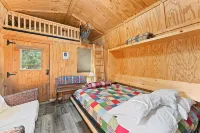Big Mike's Cabin on the lake, next to ball diamonds nestled in 3 -cabin village - Wi-Fi
