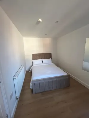 Jí Sùn Stays - Guest House with Private Ensuite Rooms and Free Parking in Liverpool - parkir