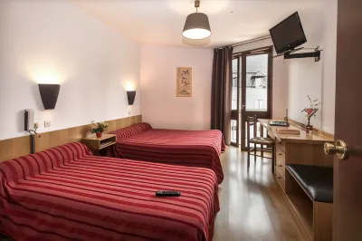 Logis Hôtel du Commerce Hôtels à : Les Vignes