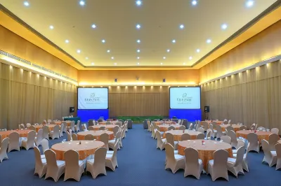 Oak Tree Emerald Hotel & Conventions Semarang Hotels near Indomaret Sukun Raya