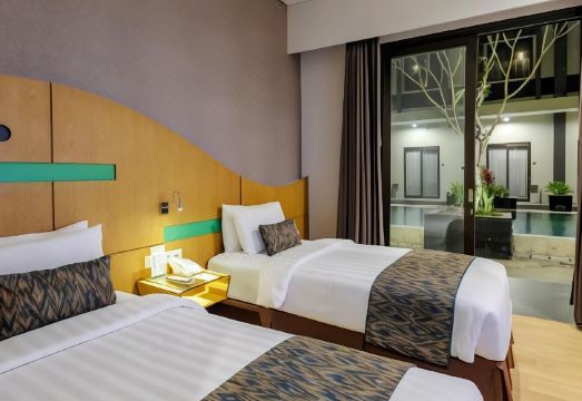 디프라야 롬복 호텔