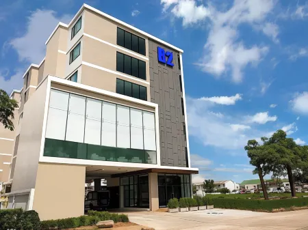 B2 Phitsanulok Premier Hotel Отели рядом с достопримечательностью «Wat Phra Si Rattana Mahathat»