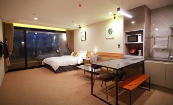 Yeosu Gite Pension (Within 1 Minute Walk from Yeosu Romantic Carriage)