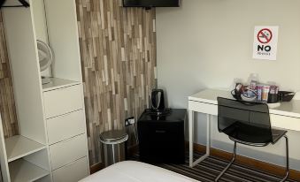 The Six Bells Hotel - Housity