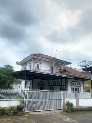Villa Griya Bunga Hotel dekat Puncak Gunung Ciremai via Sadarehe