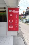 RedDoorz Near Gor Uny Hotels in Klitren