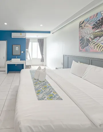 ห้องดีลักซ์ เตียงใหญ่ พร้อมระเบียง