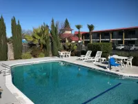 Super 8 by Wyndham Corning - Pools