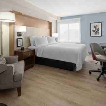 Holiday Inn & Suites RICHMOND - WEST END by IHG Rooms