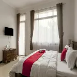 RedDoorz Syariah Plus near Trans Studio Cibubur