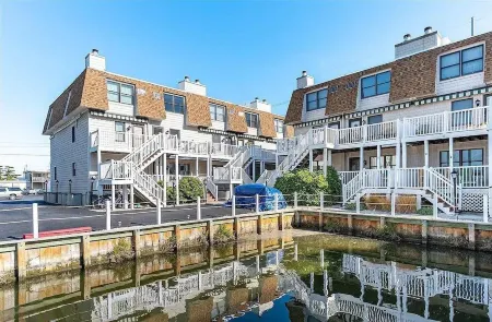 Fenwick Island, 1 block to beach, 2 BR condo, Sleeps 6, 2 parking spots