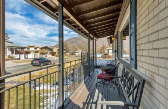 Early Bird Discount - Ski House with Workspace + Views!