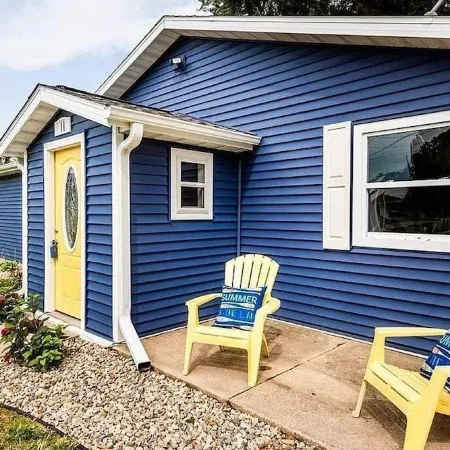 Cozy New Buffalo cottage with hot tub & fire pit. Short walk to downtown!