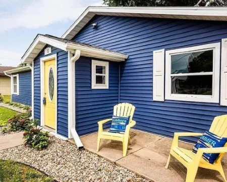 Cozy New Buffalo cottage with hot tub & fire pit.  Short walk to downtown! Hotels in New Buffalo