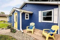 Cozy New Buffalo cottage with hot tub & fire pit.  Short walk to downtown!