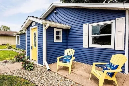 Cozy New Buffalo cottage with hot tub & fire pit.  Short walk to downtown!