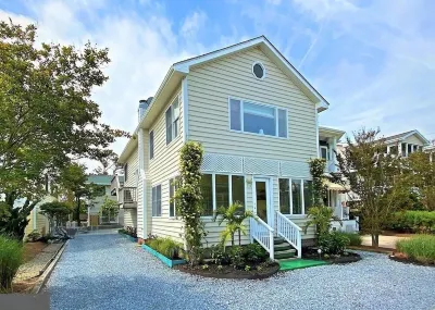 Oceanblock 4 bed / 4 full baths with Courtyard, Outdoor Shower, 2 Decks