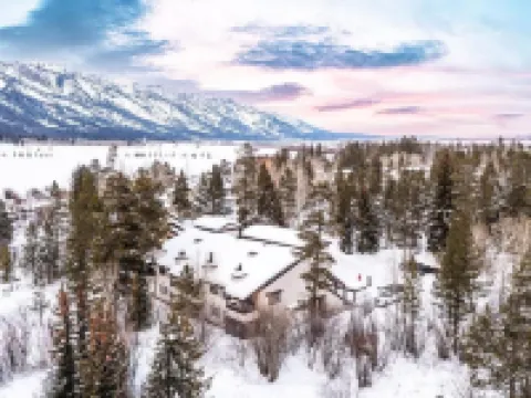 Chalet Retreat w Mountain View’s in Jackson Hole Hotels in Moose Wilson Road