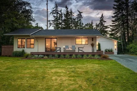 Spacious Deck and Fenced Backyard for Relaxation - Charming Getaway Отели рядом с достопримечательностью «Мееркерк Гарденс»