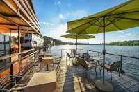 San Art Floating Hostel & Apartments