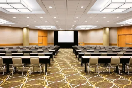 The Westin Cincinnati Отели рядом с достопримечательностью «Cincinnati Museum Center at Union Terminal»