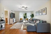 Featherbone Farmhouse- Comfy Gem 1 Block to Town. Perfect for families & groups!