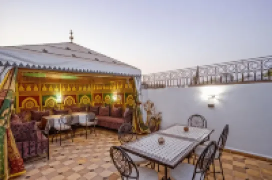 อะมูร์ ดอโบรง - โฮสเทล