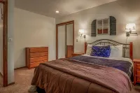 Cozy Sunriver Home w/ AC, Fireplace, HotTub, 8 SHARC Passes, Outdoor Heaven