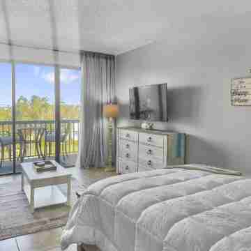 Breathtaking Water Views and Modern Amenities - Serene Waterfront Oasis Rooms