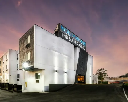 โรงแรมฮอลลีวูดอินน์สวีทส์ โรงแรมในกาดินา