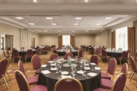 DoubleTree by Hilton Hotel Milwaukee - Brookfield