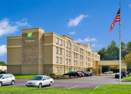Holiday Inn Express & Suites West Long Branch - Eatontown Отели рядом с достопримечательностью «Long Branch Beach»