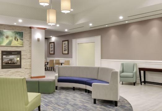 4. 홈우드 스위트 ..