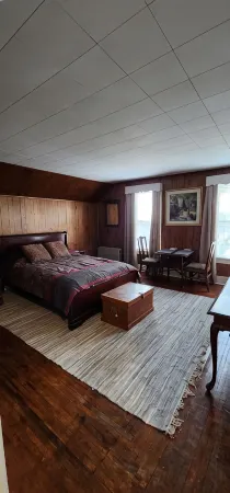 Large spacious room 5 minutes walk to historic downtown Manistee