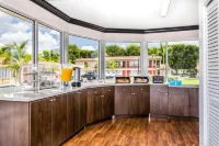 Econo Lodge Inn & Suites