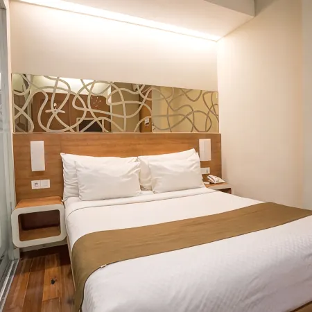 Life Hotel Mayjend Sungkono