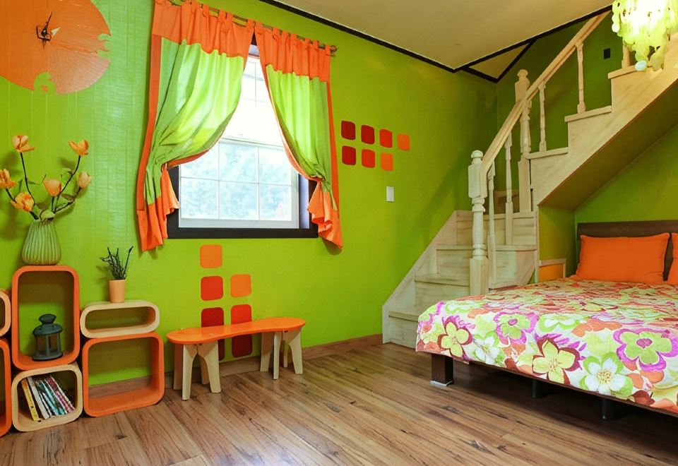 듀오펜션의 외부 테라스와 정원 전경