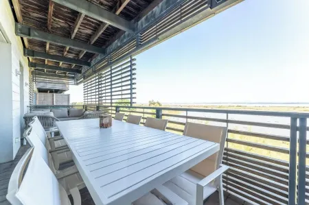 Luxury building with pond view and parking Отели в г. Могио