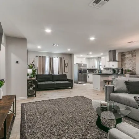 Luxury Downtown Retreat - Walk to Main St - New Stylish & Comfy!