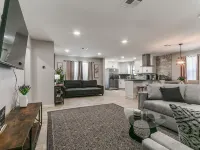Luxury Downtown Retreat - Walk to Main St - New Stylish & Comfy!