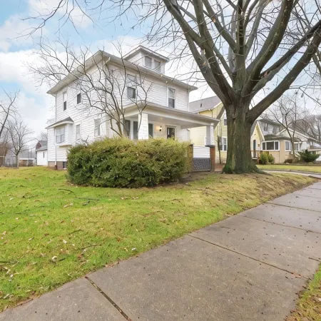 Cozy, Convenient Getaway 3Bd2Ba dog-friendly home in wonderful Akron, OH