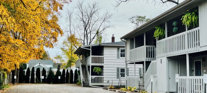 ROMANTIC TOP FLOOR, DOWNTOWN NESTING w KING BED & WATER VIEW OF MT. BALDHEAD Hotels in Saugatuck