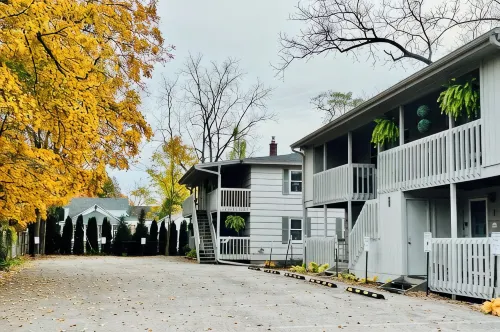 ROMANTIC TOP FLOOR, DOWNTOWN NESTING w KING BED & WATER VIEW OF MT. BALDHEAD
