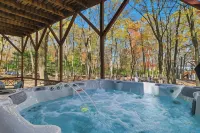 Peaceful fully renovated chalet in Lake Harmony, dog friendly!