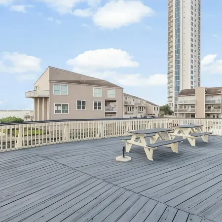 Lovely 2 Bedroom condo with marina view and pool