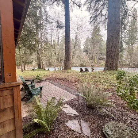 Charming Waterfront Cabin in McKenzie Bridge with WiFi, AC